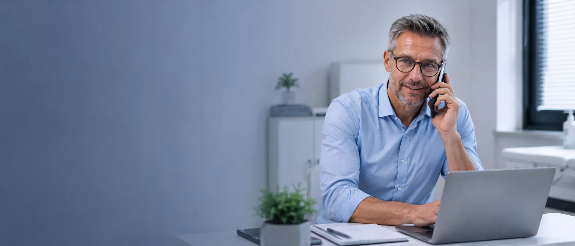 IT-Berater im Telefonat mit Laptop